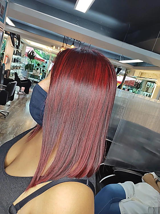 Cabello lacio rojo cereza, visto de lado y de espaldas