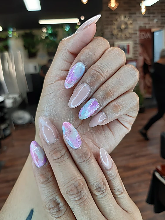 Uñas almendra en tono nude con detalle tornasol